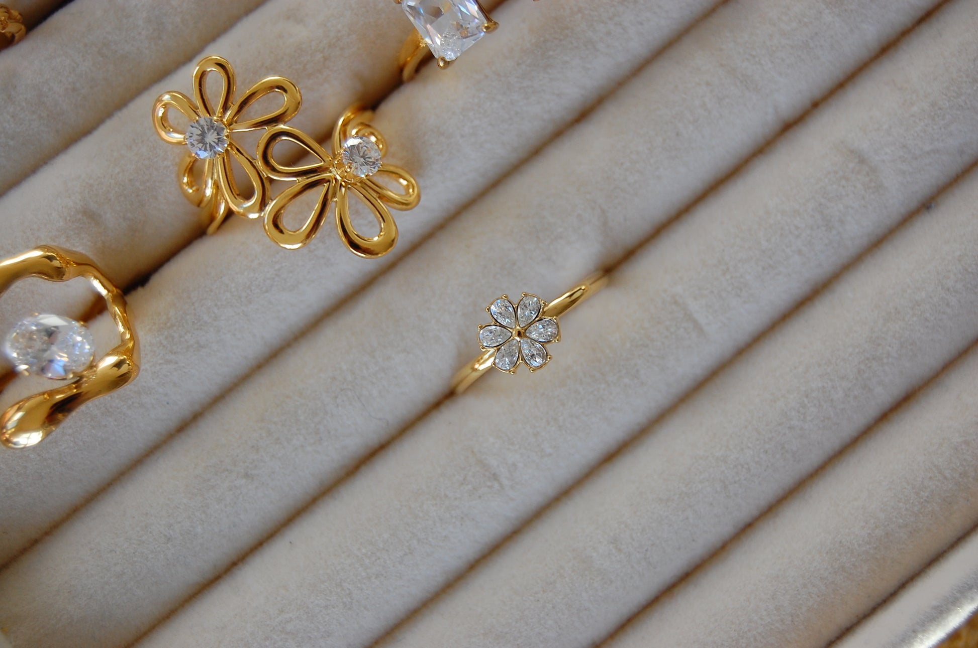 Naomi Ring – verstellbarer vergoldeter Edelstahlring mit Blumenmotiv und funkelnden Zirkonia-Steinen