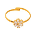 Eleganter NAOMI Ring aus 18k Gold-Edelstahl mit funkelnder Zirkonia-Blüte, größenverstellbar.