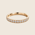 Schmaler Victoria Eternity-Ring mit rundum gefassten Pavé-Zirkonia-Kristallen in 14k Vergoldung.