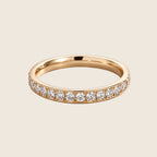 Schmaler Victoria Eternity-Ring mit rundum gefassten Pavé-Zirkonia-Kristallen in 14k Vergoldung.