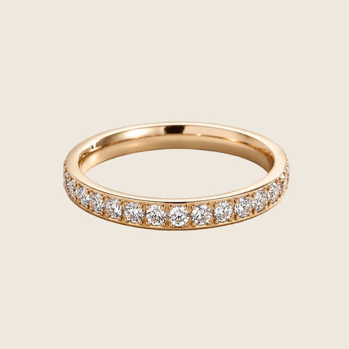 Schmaler Victoria Eternity-Ring mit rundum gefassten Pavé-Zirkonia-Kristallen in 14k Vergoldung.