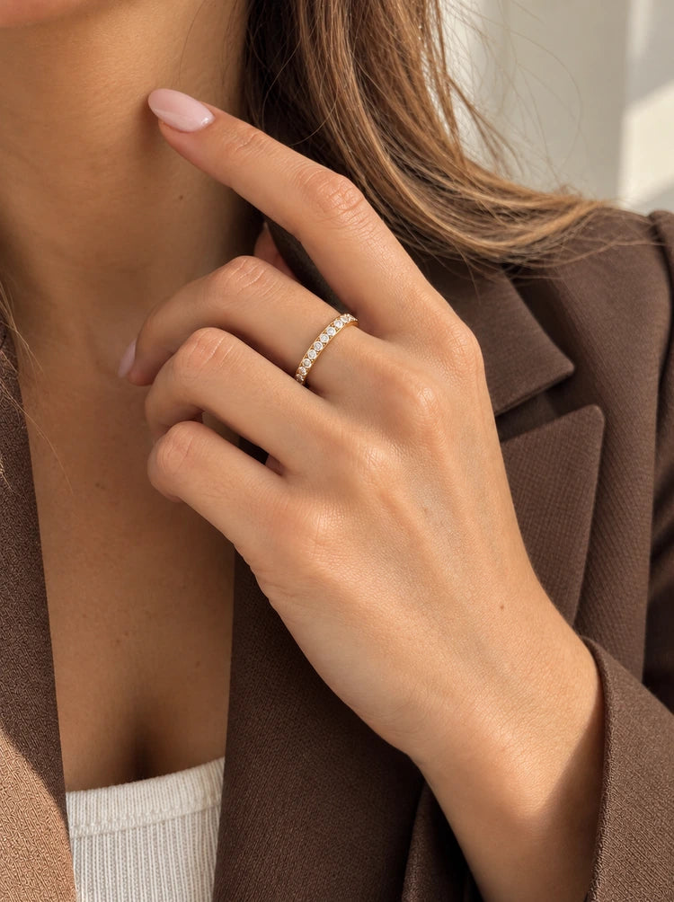 Victoria Ring mit Zirkonia-Besatz getragen am Zeigefinger kombiniert mit einem braunen Blazer.
