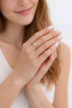Der Vittoria Ring am Zeigefinger getragen. Ein zierlicher, goldener Glücksbringer-Ring mit funkelnden Zirkonia-Details für einen eleganten Alltagslook.