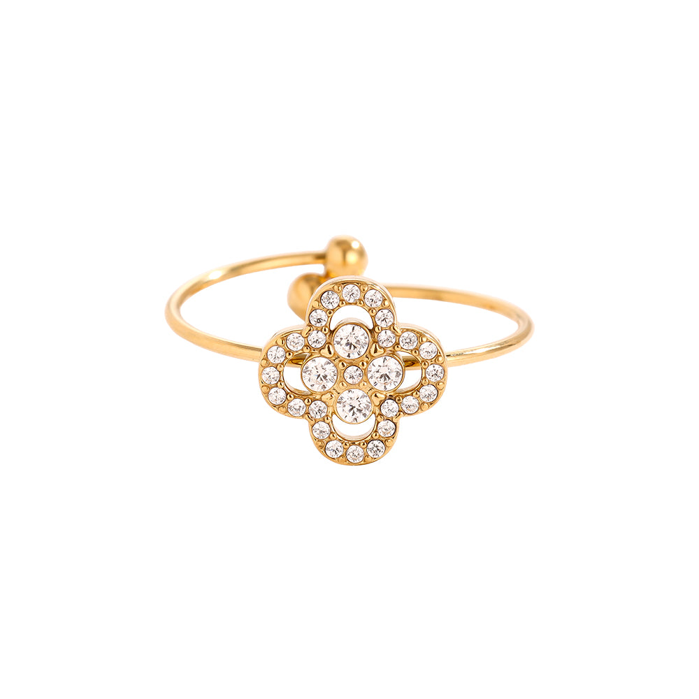Vittoria Ring von HejSchmuck aus 14k vergoldetem Edelstahl. Filigranes, offenes Kleeblatt-Design, das vollständig mit funkelnden Zirkonia-Steinen besetzt ist. Verstellbare Schiene für jede Ringgröße.