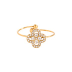 Vittoria Ring von HejSchmuck aus 14k vergoldetem Edelstahl. Filigranes, offenes Kleeblatt-Design, das vollständig mit funkelnden Zirkonia-Steinen besetzt ist. Verstellbare Schiene für jede Ringgröße.