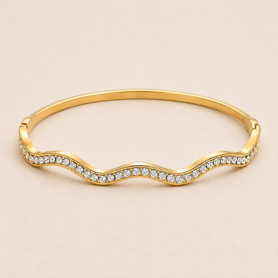 Vergoldeter Wellen-Armreif von Hejschmuck aus Edelstahl mit funkelnden Zirkonia-Steinen – eleganter Damen-Armreif in Gold.