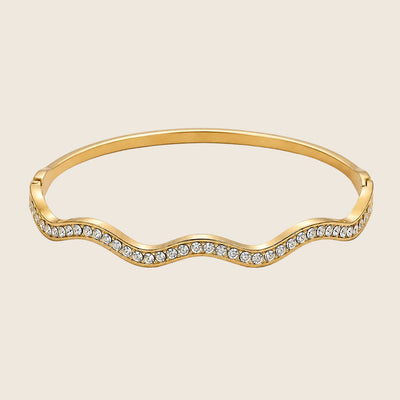 Vergoldeter Wellen-Armreif von Hejschmuck aus Edelstahl mit funkelnden Zirkonia-Steinen – eleganter Damen-Armreif in Gold.